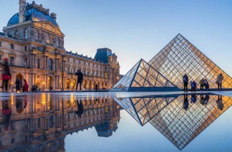 the louvre museum prom the outside